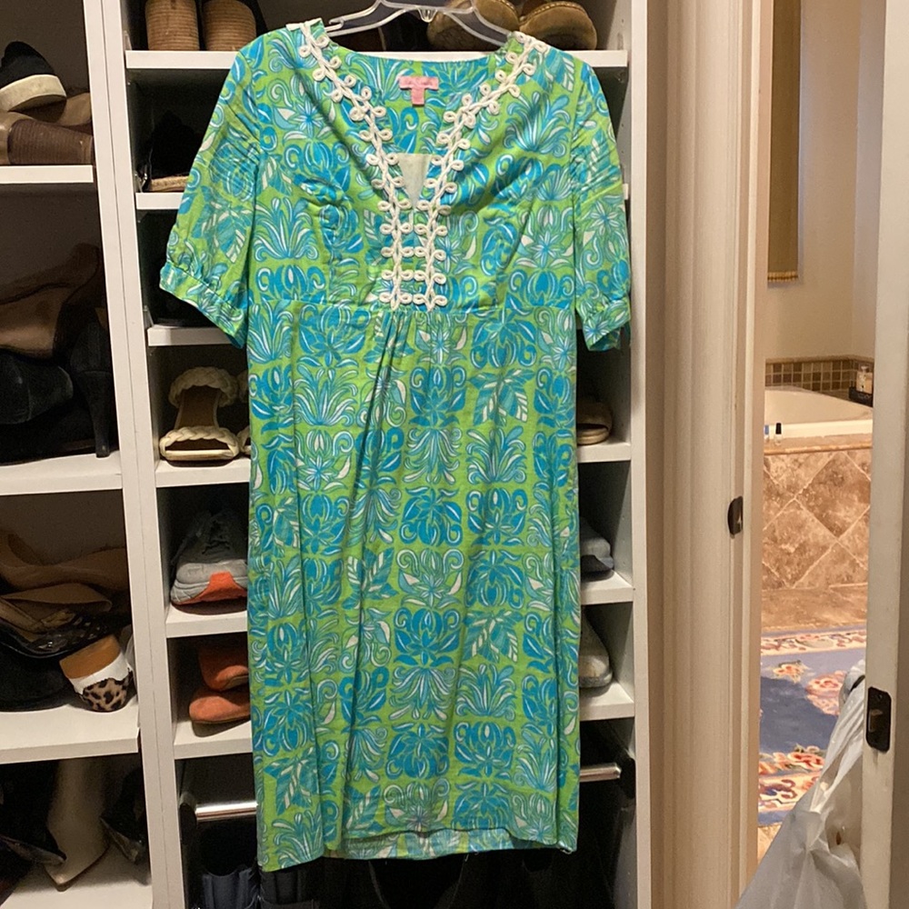 Lily Pulitzer summer dress size 12! Super comfortable and bright!
